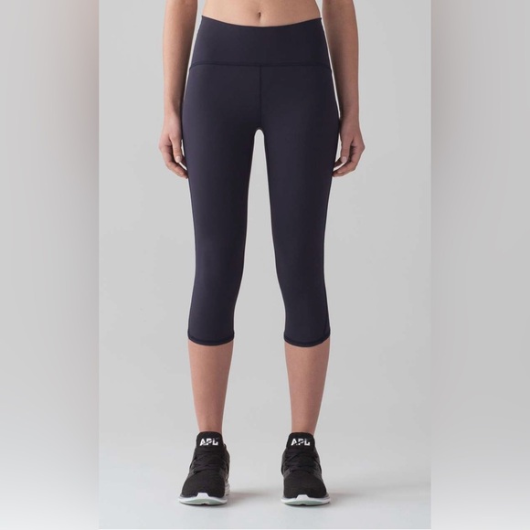 NWOT- Lululemon- Train Time Crop‎ 17”- Midnight Navy- Size 8 - Picture 1 of 10